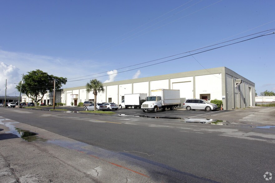 More Photos Of 4701-4755 NE 12th Ave, Oakland Park Warehouse For Lease