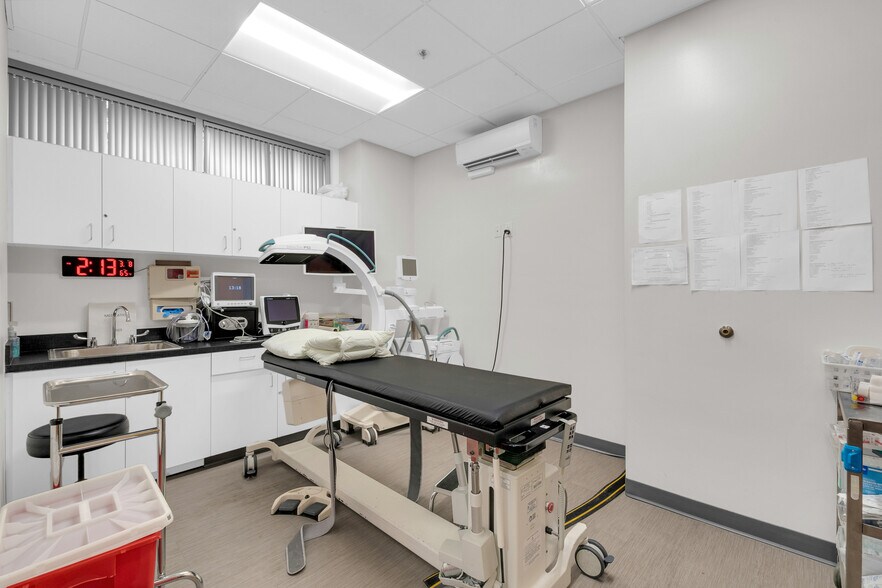 More Photos Of 2222 E Highland Ave, Phoenix Medical For Lease