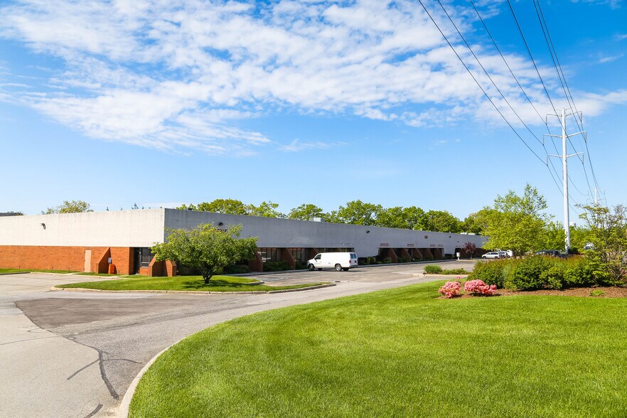 More Photos Of 3180 Expressway Dr S, Islandia Warehouse For Lease