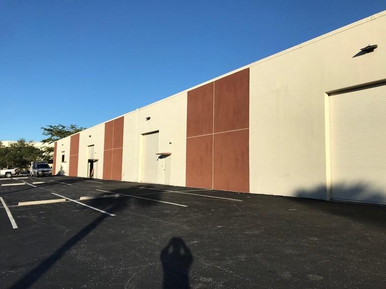 More Photos Of 1205-1421 Hill Ave, Mangonia Park Warehouse For Lease