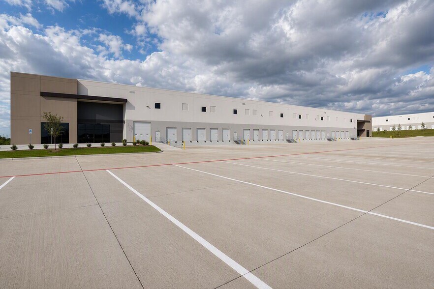 More Photos Of 3233 Buda Ln, Fort Worth Distribution For Lease