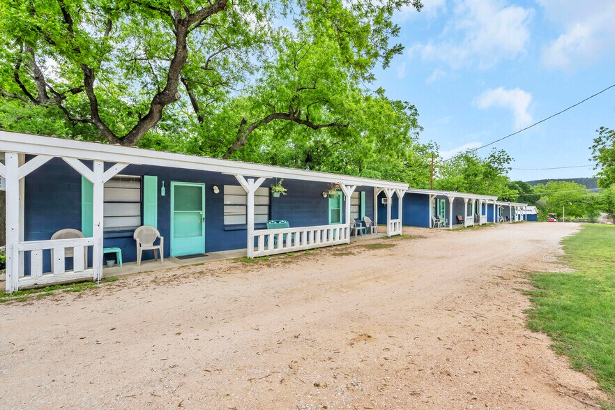 More Photos Of 408 Clen Oak Pkwy, Burnet Hospitality For Sale