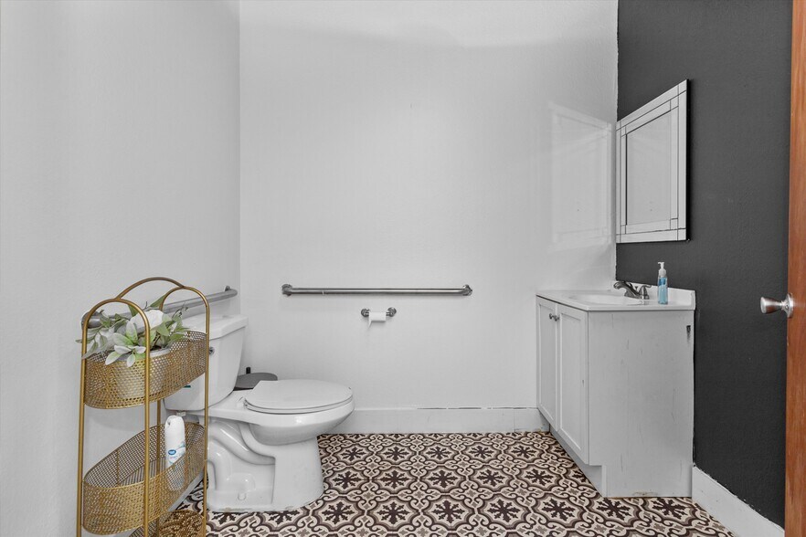 More Photos Of 135 E Denman Ave, Lufkin Flex For Sale