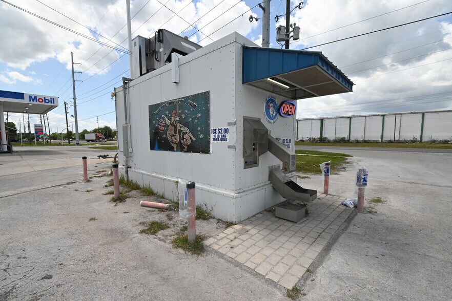 More Photos Of 749 S Central Ave, Umatilla Storefront For Sale