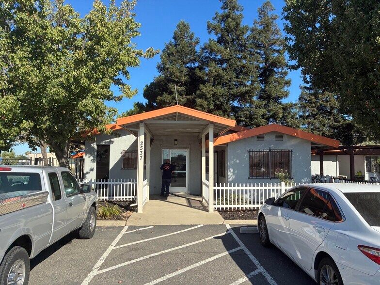 More Photos Of 2525 S 99 FRONTAGE RD, Stockton Office For Lease