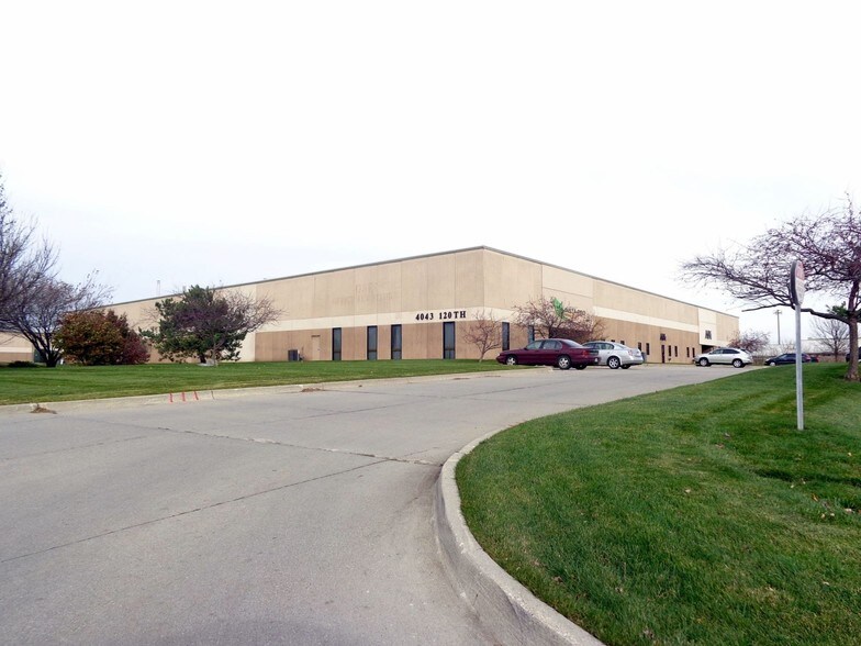 More Photos Of 4043 120th St, Urbandale Warehouse For Lease
