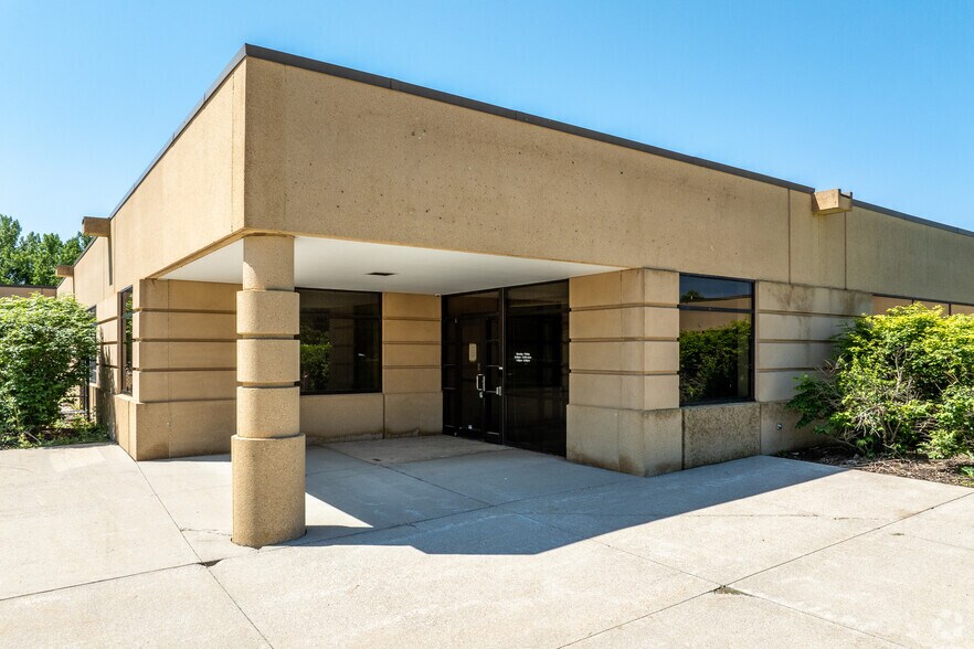 More Photos Of 13300 Hickman Rd, Clive Office For Sale