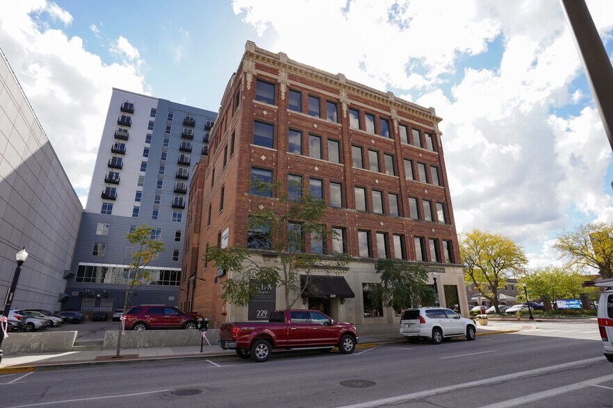 More Photos Of 229 W Berry St, Fort Wayne Office For Lease