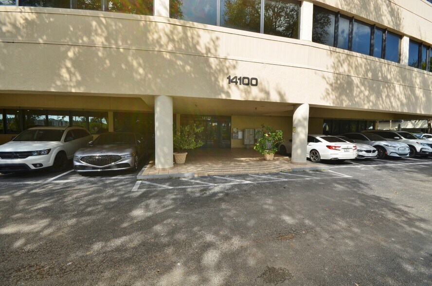 More Photos Of 14100 Palmetto Frontage Rd, Miami Lakes Office Residential For Lease