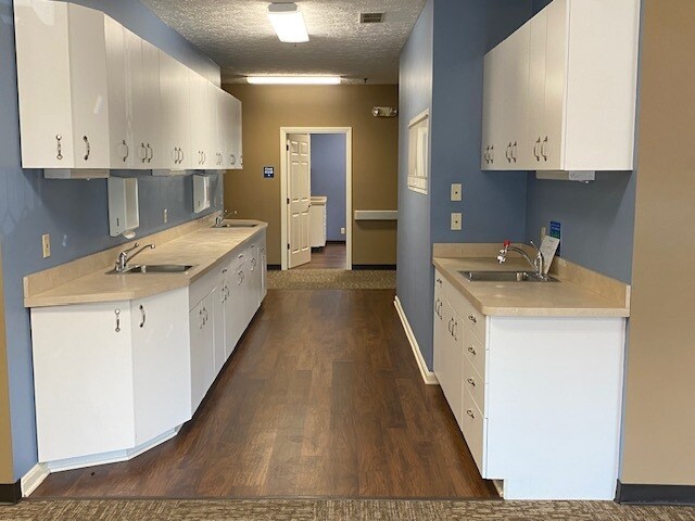 More Photos Of 950 S Kenmore Dr, Evansville Medical For Lease