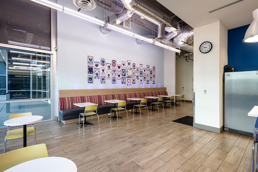 More Photos Of 210 E Earll Dr, Phoenix Office For Sale