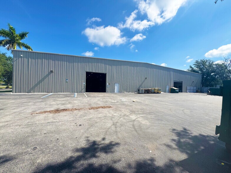 More Photos Of 901 Industrial Blvd, Naples Manufacturing For Sale