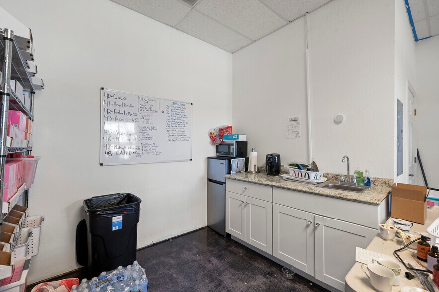More Photos Of 5260 Duncan Rd, Punta Gorda Showroom For Sale