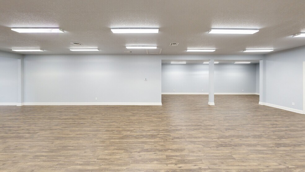 More Photos Of 105 SE 22nd St, Bentonville Office For Lease