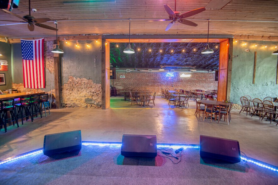 More Photos Of 514-520 N Railroad St, Burton Restaurant For Lease