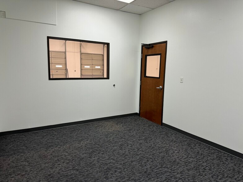 More Photos Of 2853 Dickerson Pky, Carrollton Industrial For Lease