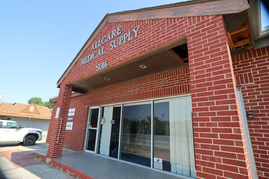 More Photos Of 5016 Jacksboro Hwy, Fort Worth Freestanding For Sale