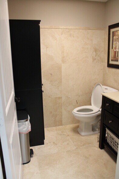 More Photos Of 2731 Vista Pky, West Palm Beach Showroom For Sale