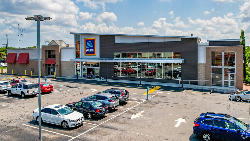 More Photos Of 730 W 21st St, Norfolk Supermarket For Lease