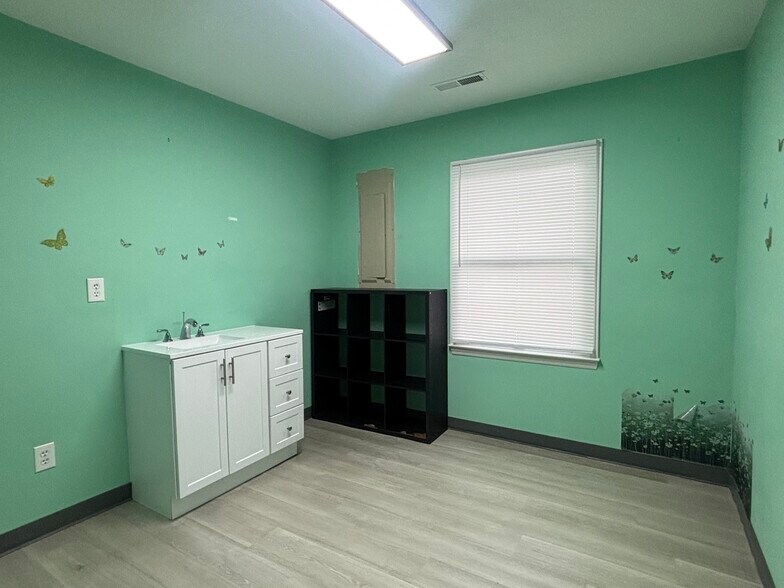 More Photos Of 4712 Country Club Rd, Winston-Salem Medical For Sale