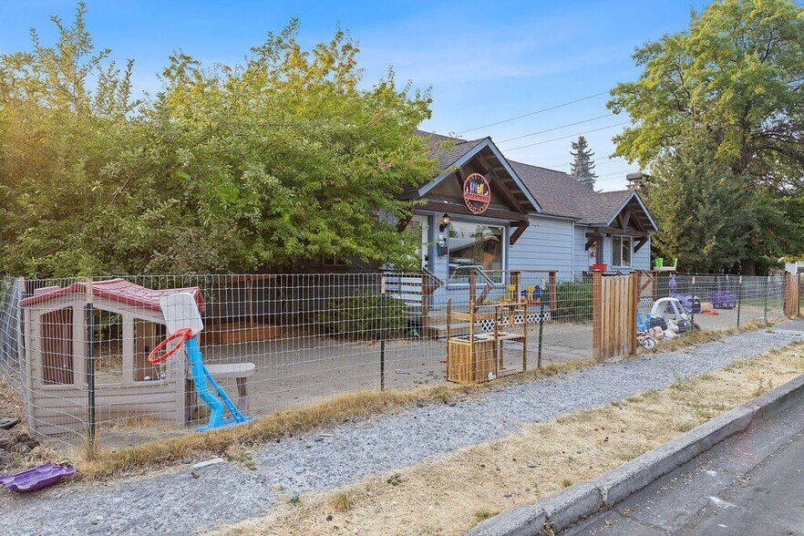 More Photos Of 119 SW 7th St, Redmond Daycare Center For Sale
