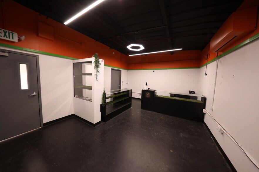 More Photos Of 700 N Main St, Lexington Warehouse For Lease