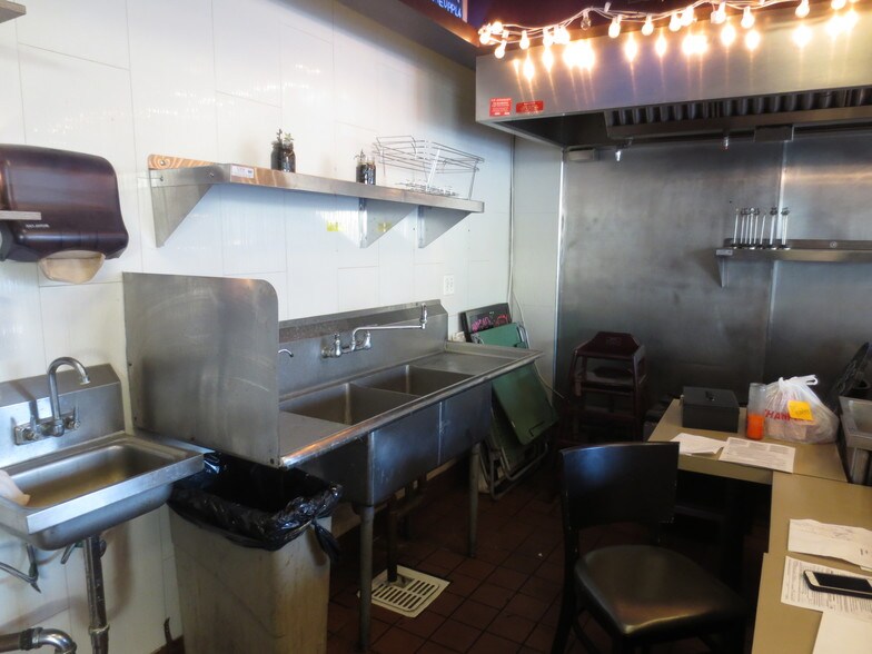 More Photos Of 818 N Pacific Ave, Glendale General Retail For Lease