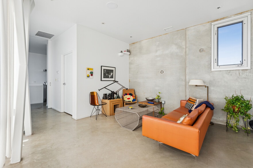 More Photos Of 2058 W Grand Ave, Chicago Loft Creative Space For Sale