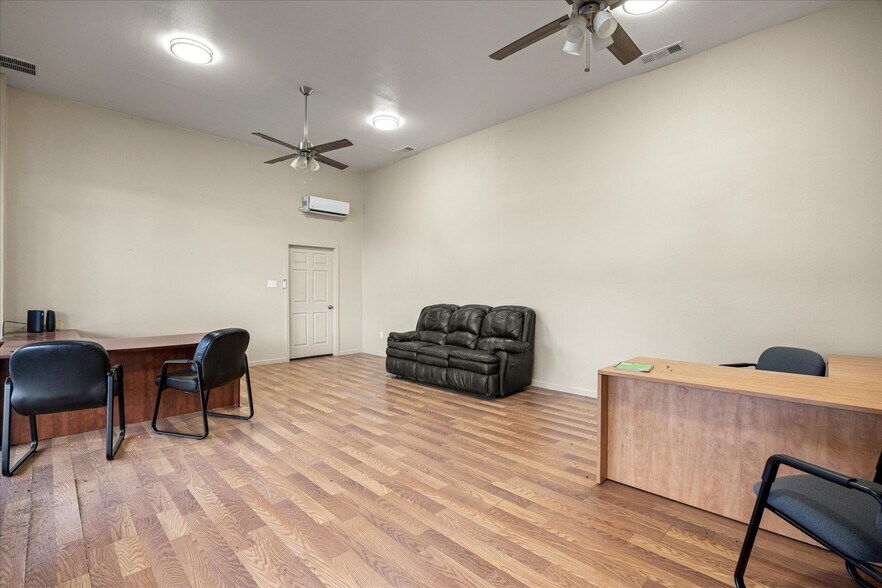 More Photos Of 1817 S Morgan St, Granbury Auto Dealership For Sale