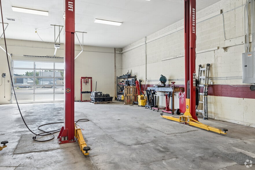 More Photos Of 221 11th Ave N, Nampa Auto Repair For Sale