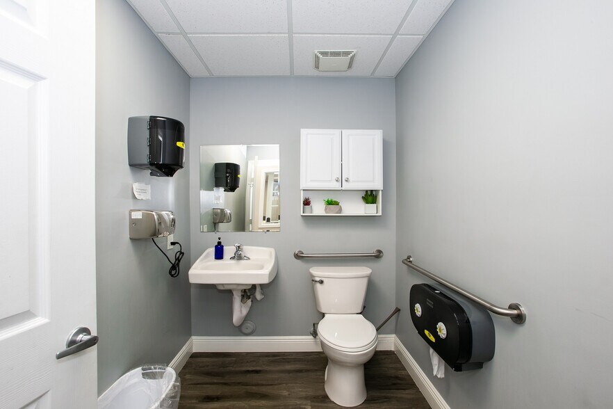 More Photos Of 5451 N University Dr, Coral Springs Office For Sale