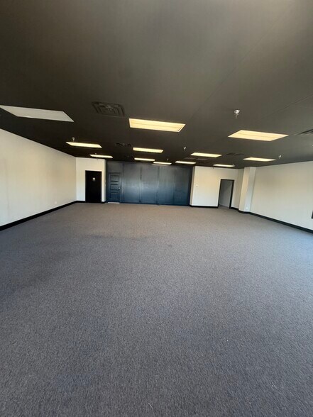 More Photos Of 2540 104th St, Urbandale Showroom For Lease