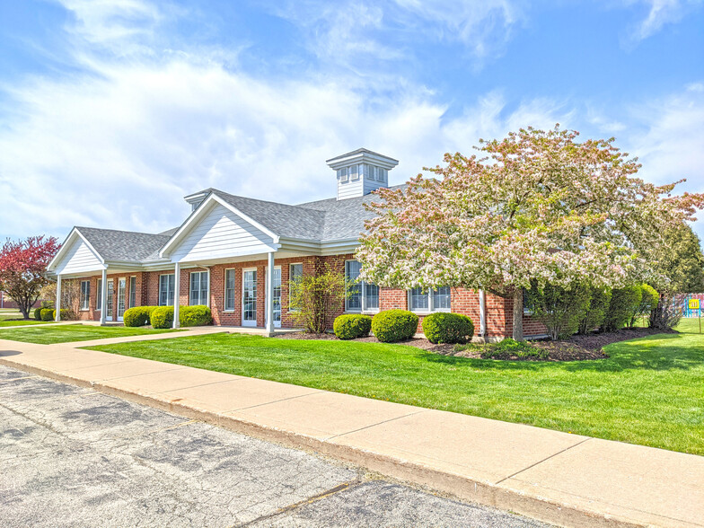 Primary Photo Of 858-863 Center Ct, Shorewood Office For Lease