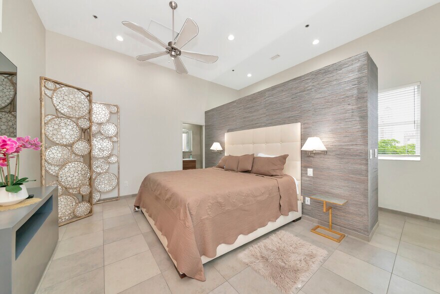 More Photos Of 1345 2nd St, Sarasota Office Residential For Sale