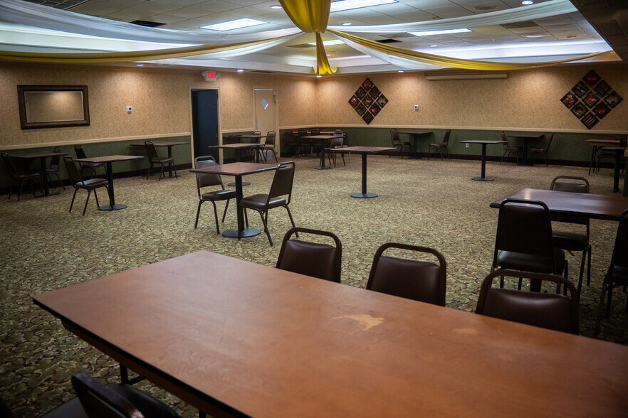 More Photos Of 2703 Ramada Rd, Burlington General Retail For Lease