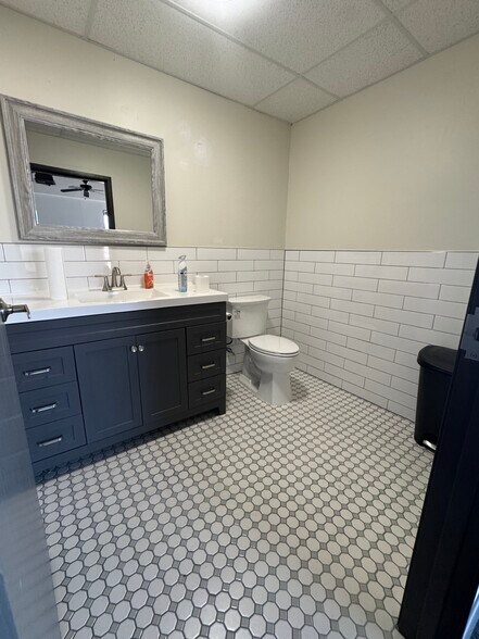 More Photos Of 202 W Center St, Duncanville Freestanding For Lease