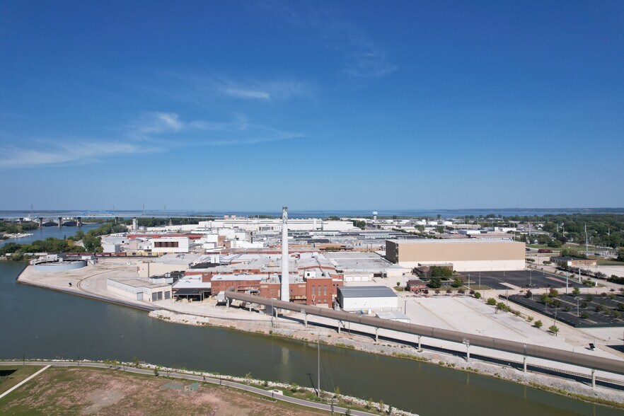 Primary Photo Of 500 Day St, Green Bay Manufacturing For Sale