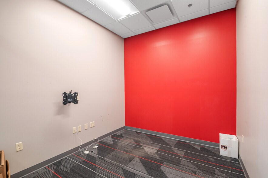 More Photos Of 100-140 N Washington St, Green Bay General Retail For Lease