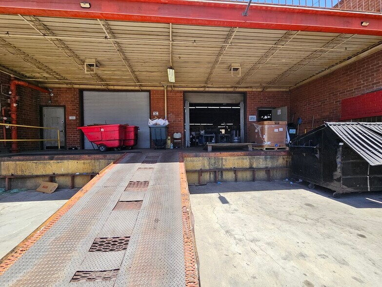 More Photos Of 2417 E 24th St, Los Angeles Warehouse For Lease