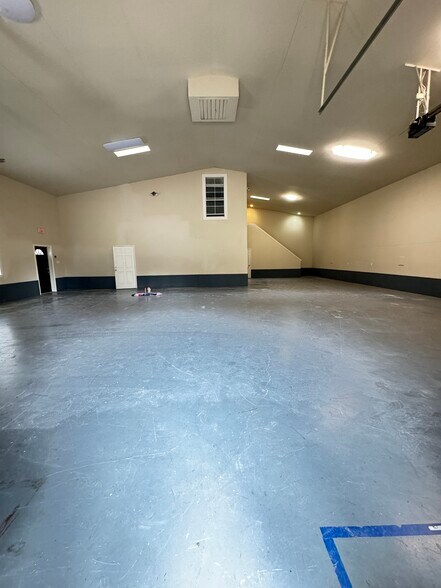 More Photos Of 703 Main St, Lake Dallas Showroom For Sale