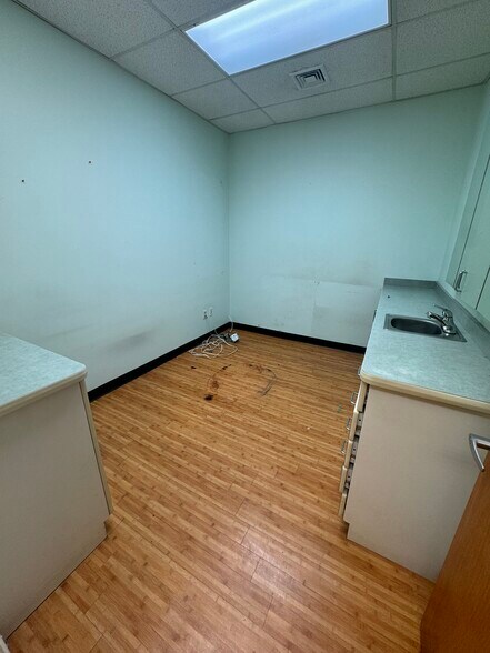 More Photos Of 634 Anderson Ave, Cliffside Park Office For Lease