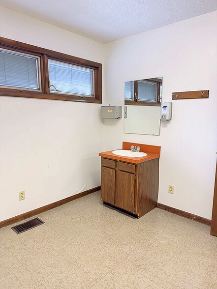 More Photos Of 1515 W Walnut St, Jacksonville Medical For Sale