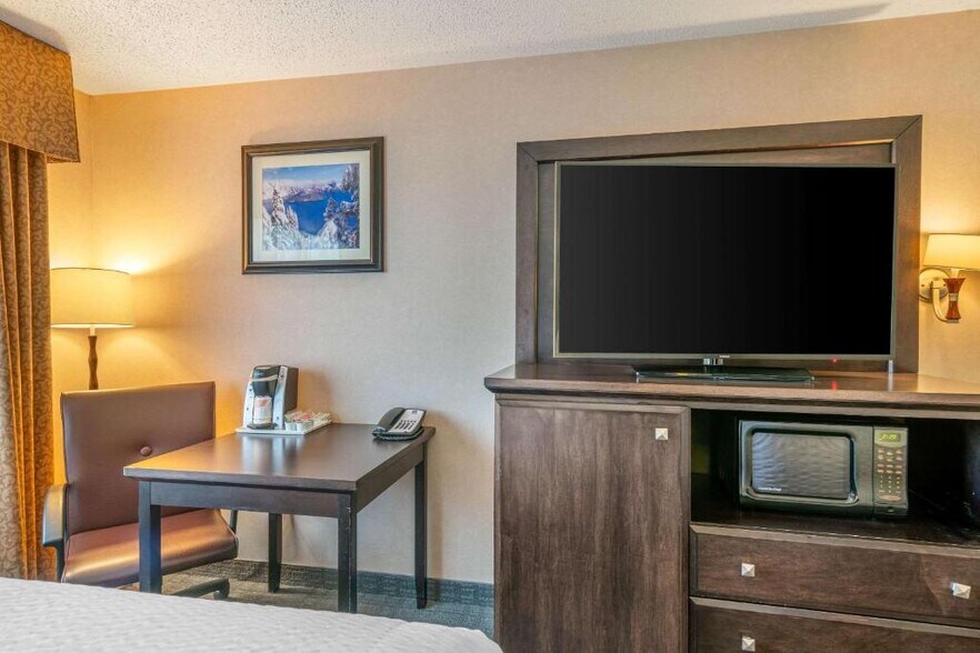 More Photos Of 1501 S Pacific Hwy, Medford Hotel For Sale