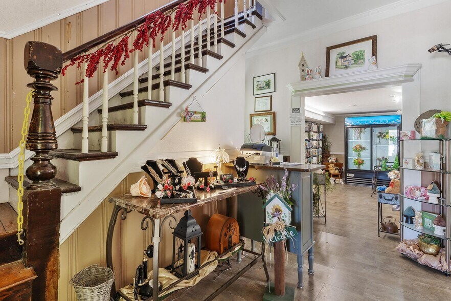 More Photos Of 1024 W Main St, Leesburg Storefront Retail Residential For Sale