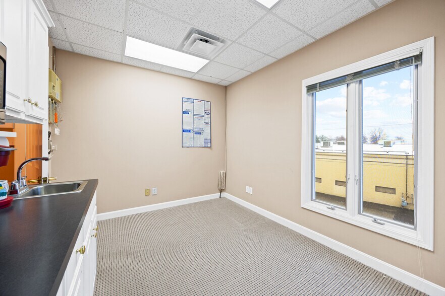 More Photos Of 303 Middletown Pky, Louisville Office For Sale