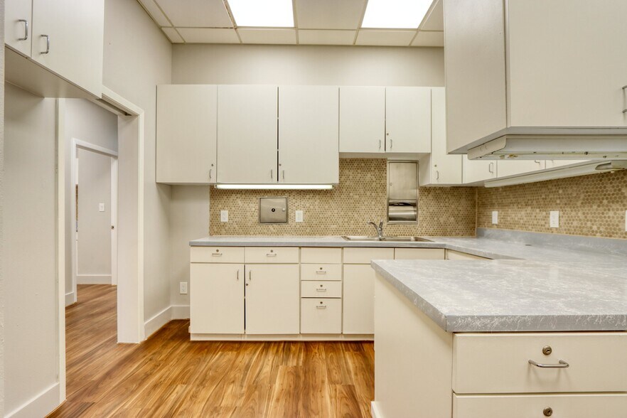 More Photos Of 1717 N Garrett Ave, Dallas Medical For Sale