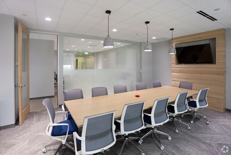 More Photos Of 10 W Market St, Indianapolis Office For Lease