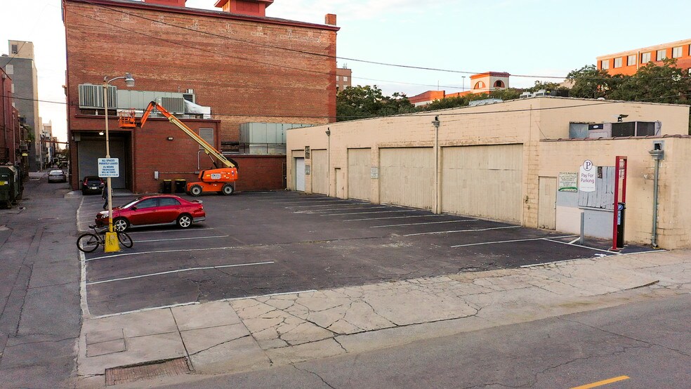 More Photos Of 215 E Congress St, Savannah Storefront For Lease