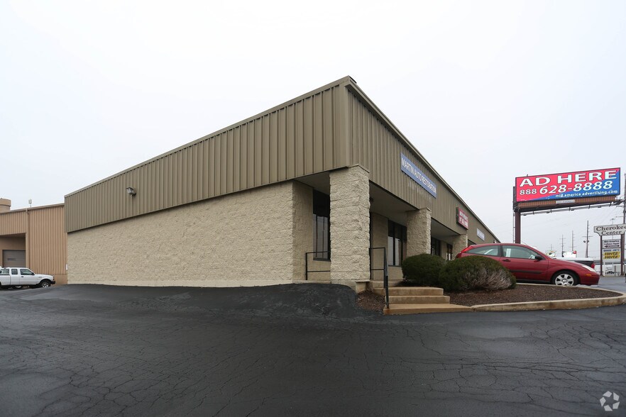 More Photos Of 4300-4372 N Service Rd, Saint Peters Showroom For Lease