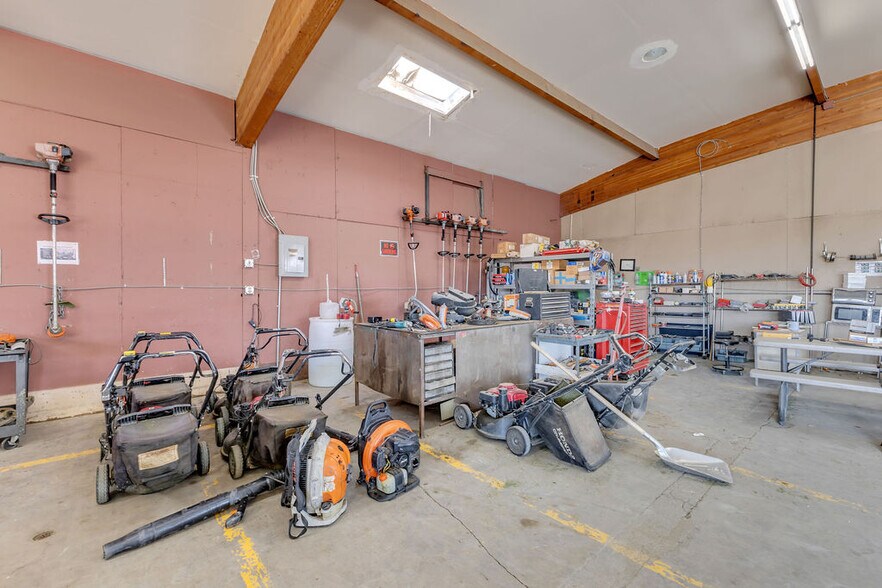 More Photos Of 81500 Industrial Pl, Indio Warehouse For Sale